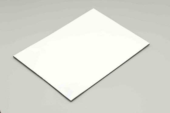 اللوحة المركبة من البولي إيثيلين الألومنيوم الأبيض لتزيين المباني الخارجية 3MM 1.22*2.44m