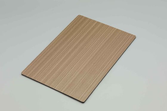 لوح ألومنيوم مركب مطلي بـ PVDF بنمط حبيبات الخشب لواجهات المنازل مقاوم للخدش 122 × 244 سم
