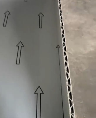 اللوحات المموجة من الألومنيوم A2 مزيج من السلامة والتطور لتزيين الجدران الخارجية الدائمة. تصنيفها المقاوم للنار A2 يوفر حماية موثوقة ضد تهديدات الحريق