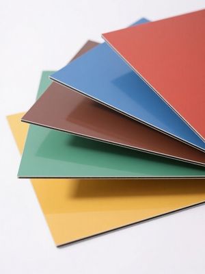 لوح الألمنيوم المركب المطلي بـ PVDF المقاوم للطقس | مادة لوحة الإعلانات الخارجية المحمية من الأشعة فوق البنفسجية